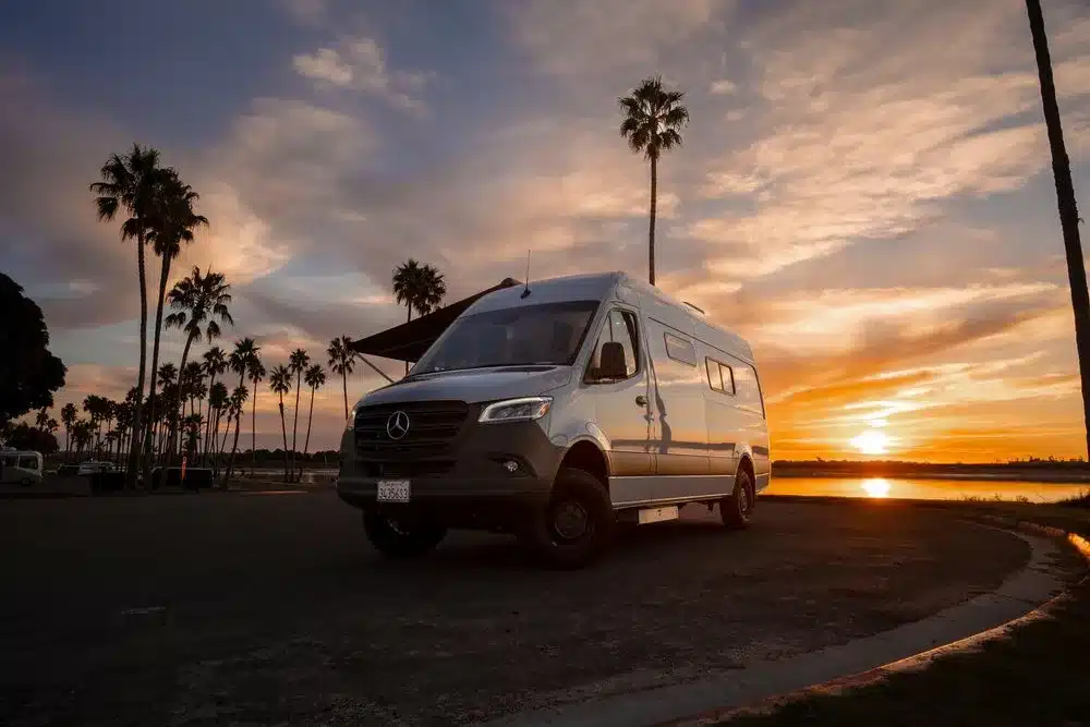 Barrierefreier Sprinter-Camper von Vamonos Vans beim Sonnenuntergang, geeignet für Rollstuhlnutzer.