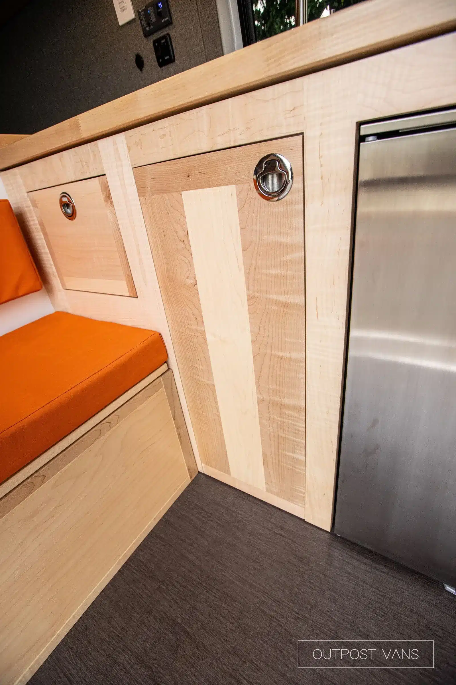 Detaillierte Ansicht der Küchenzeile im Ausbaubeispiel Maple mit Holzfronten und Sitzbank.
