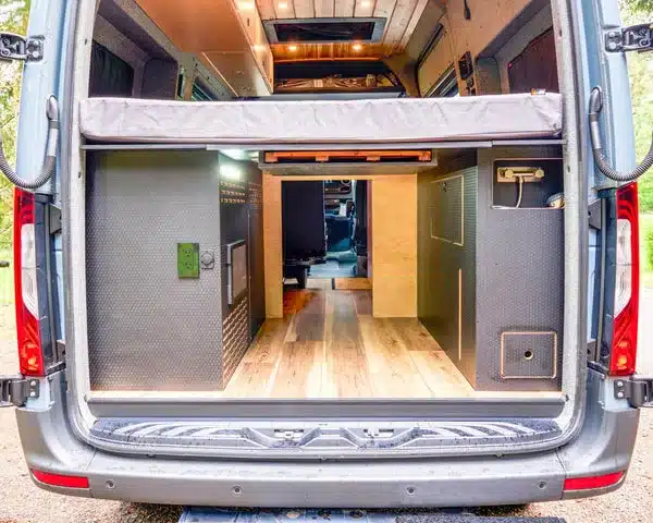 Blick in das Heck eines Mercedes Sprinter Family Van mit großem Stauraum und ausgebautem Innenraum