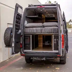 Heckansicht eines Offroad-Kastenwagens Mercedes Sprinter Fort Knox mit offenem Bett und Stauraum.