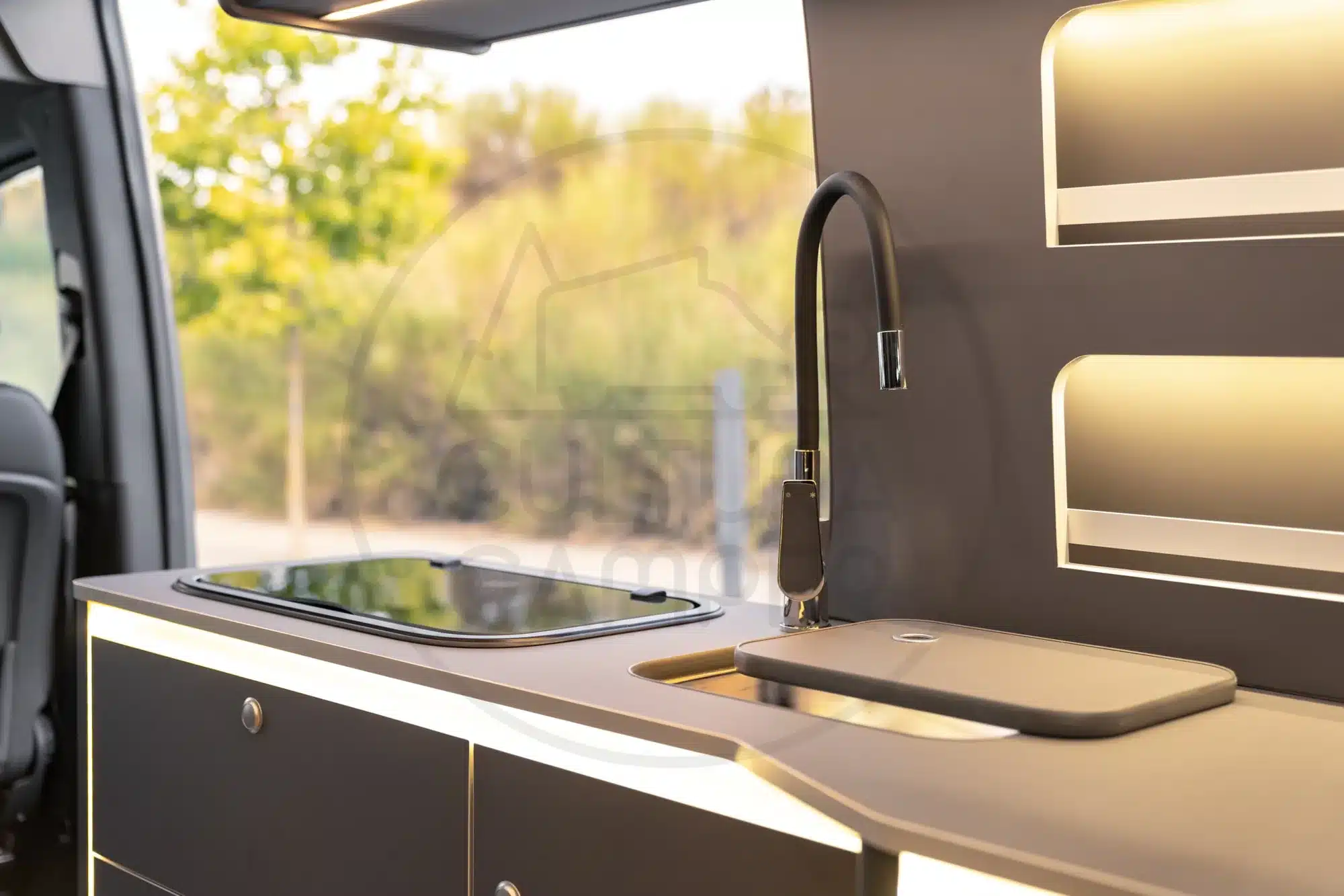 Anthrazitfarbene Camper-Küche mit moderner Spüle und Induktionskochfeld im Mercedes Sprinter L4-H2 Ausbau