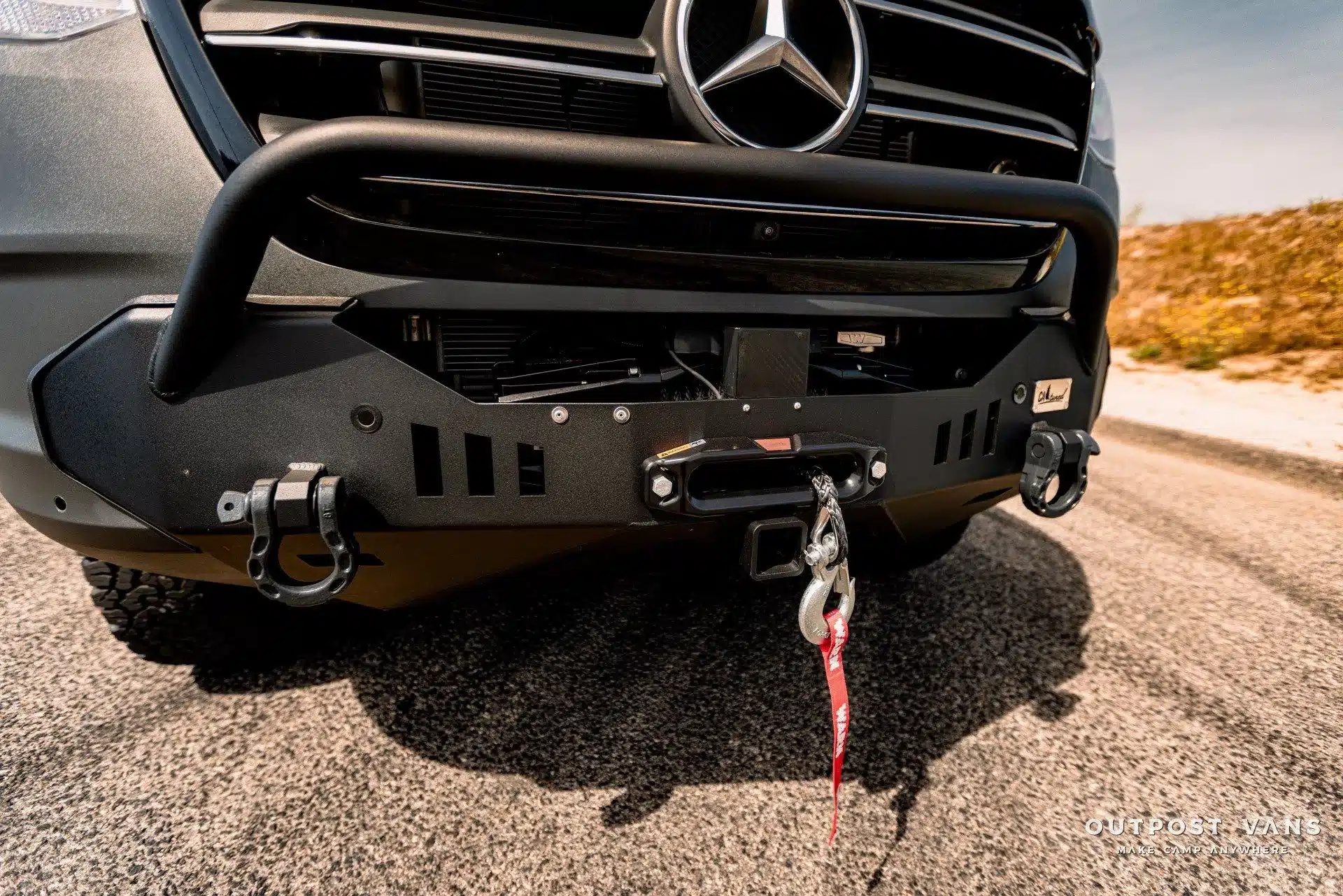 Detailansicht des massiven Offroad-Stoßfängers mit integrierter Seilwinde am Mercedes Sprinter Mamba