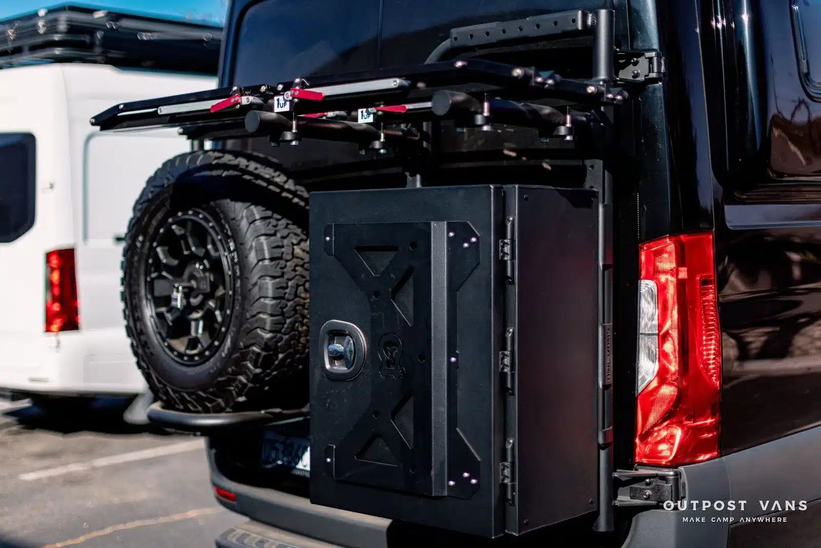 Reserverad und Staukasten an der Hecktür eines ausgebauten Mercedes Sprinter für Vanlife und Offroad-Camping.