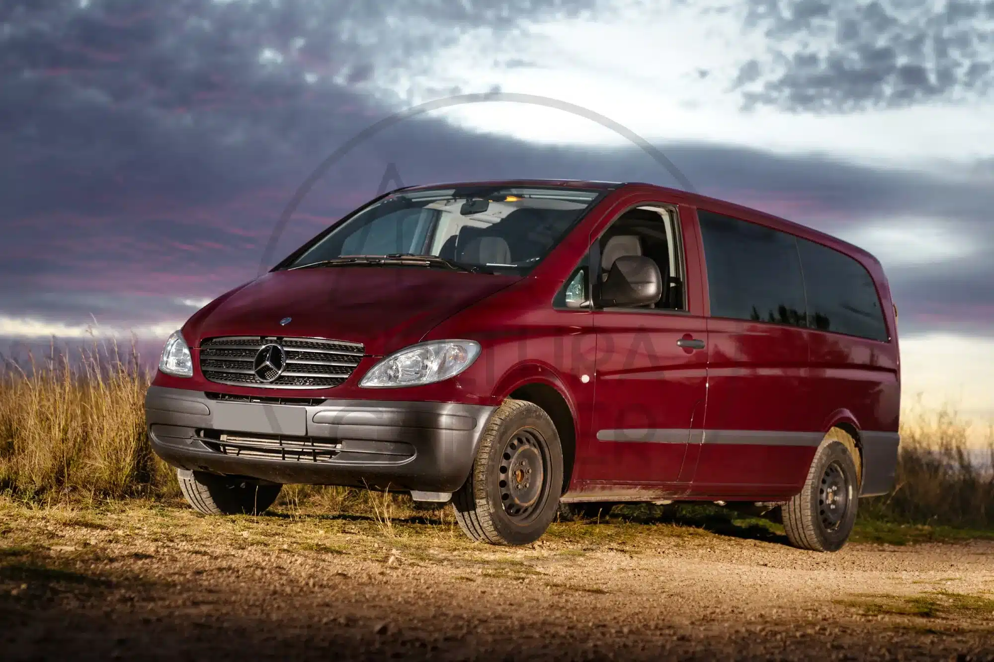 Roter Mercedes Vito Camper auf Feldweg bei Sonnenuntergang