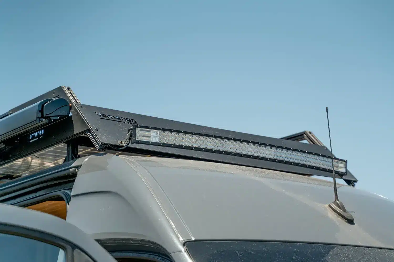 Aluminium-Dachträger mit integrierter Lichtleiste auf dem Moose Campervan