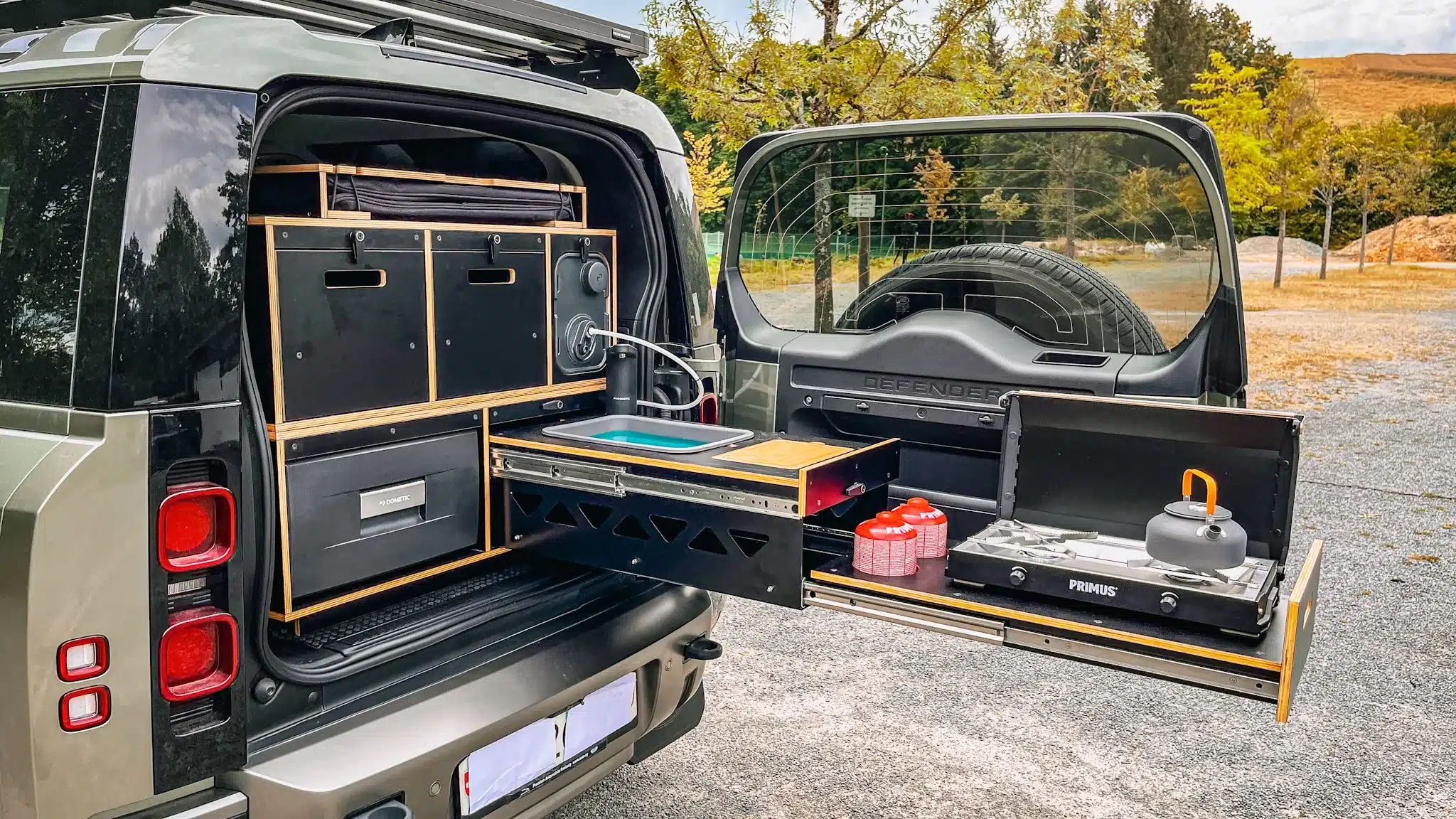 Camping-Box-System mit Auszugsküche, Spülbecken und Stauraum im Heck eines New Defender
