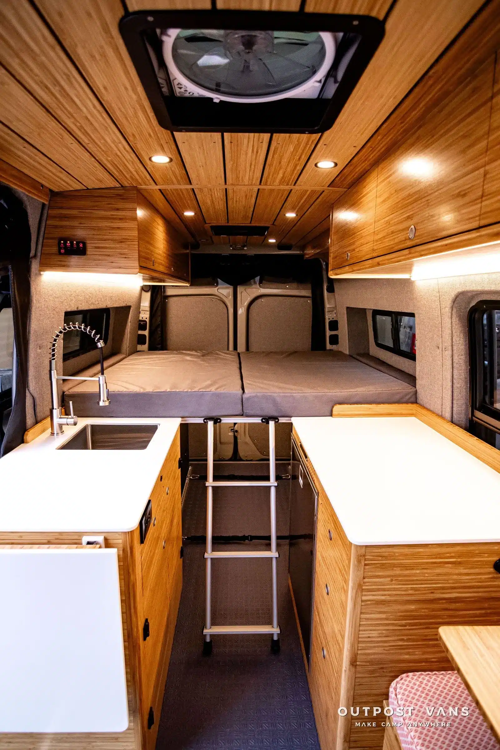 Moderner Campervan DUNE: Innenausbau mit Küchenzeile, Klappbett und Bambusdeckenverkleidung