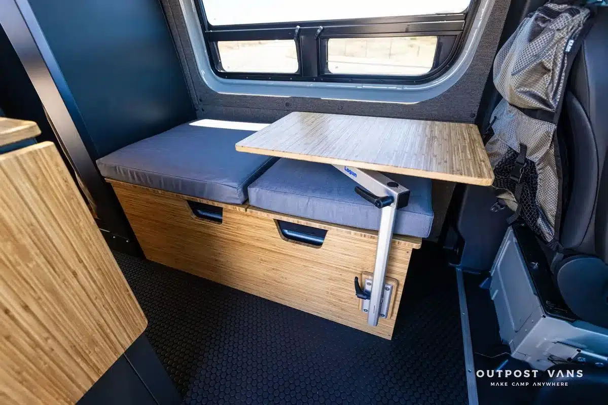 Sitzbank mit Stauraum und schwenkbarem Lagun-Tisch im Innenraum eines Mercedes Sprinter Vans