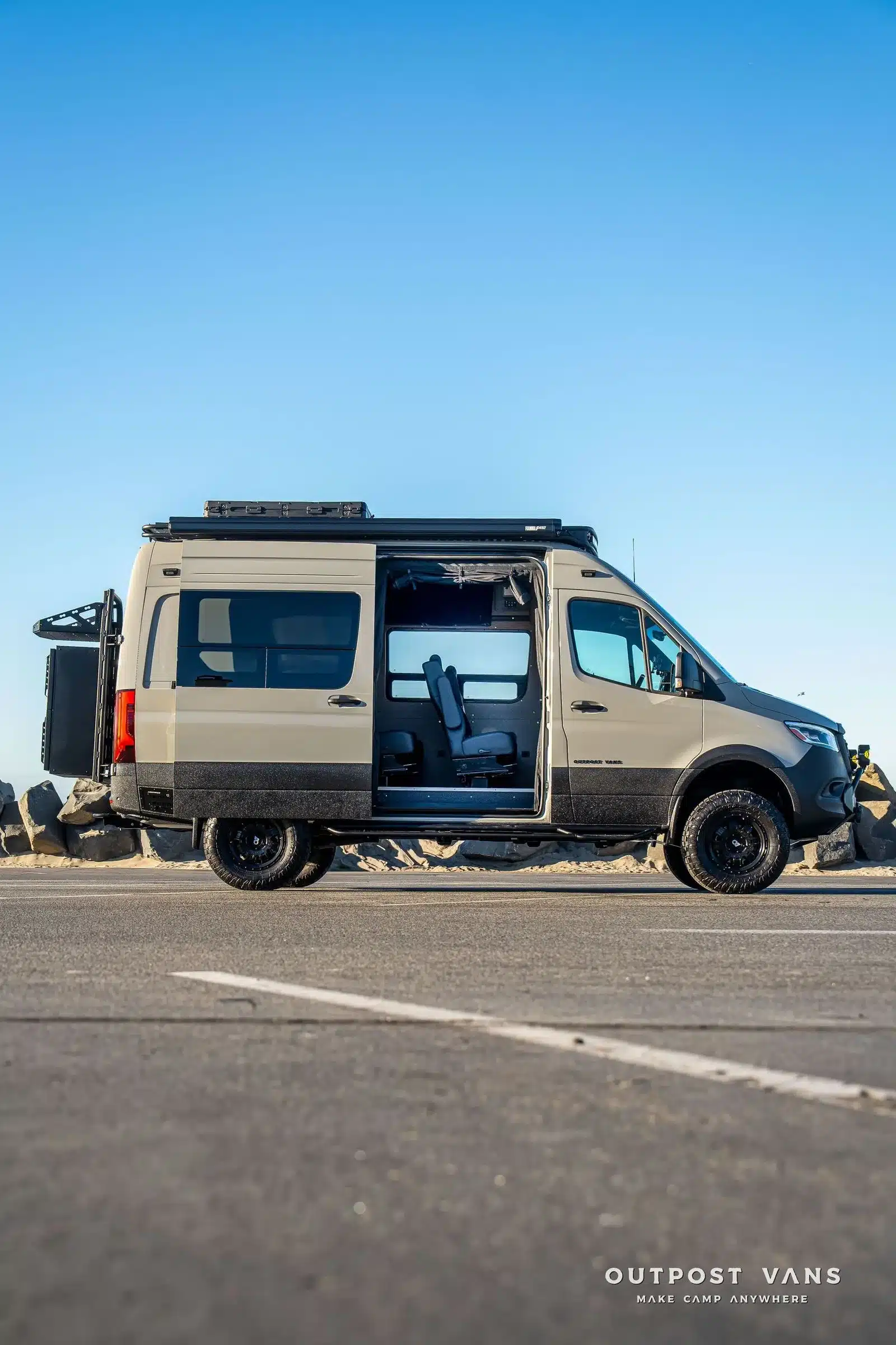 Seitenansicht des Outpost Vans LOBO, einem ausgebauten Mercedes Sprinter mit Allrad und Offroad-Zubehör.