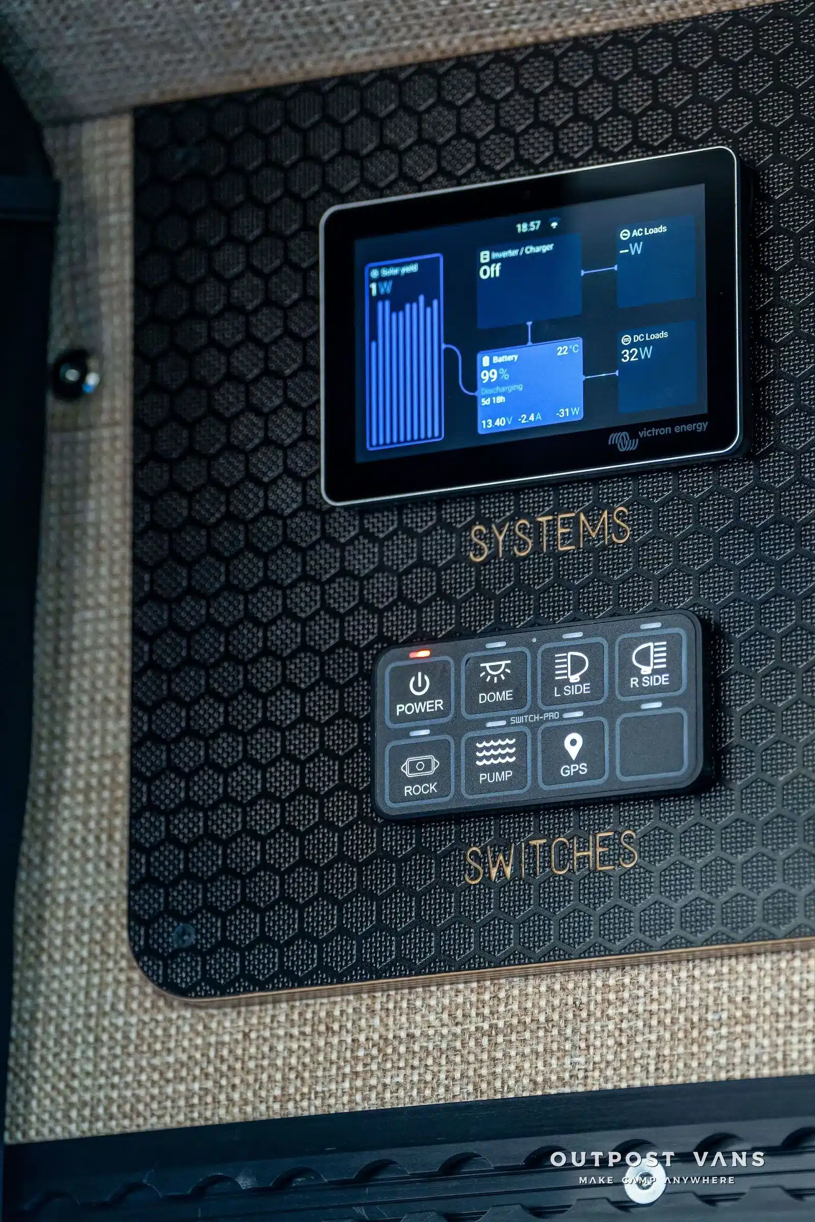 Bedienpanel mit Display und Schaltern im Innenraum des Outpost Vans LOBO Campervans