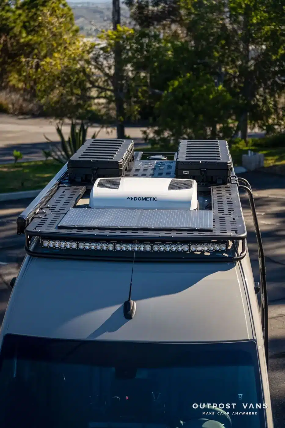 Dachträger eines Outpost Vans LOBO mit montierten Stauboxen, Solarpanel und Klimaanlage