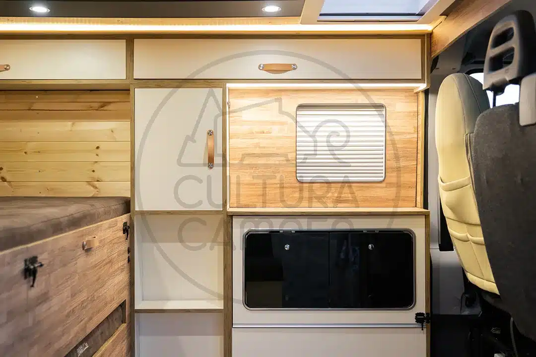 Kompakte Küchenzeile mit Stauraum und Holzfronten im Peugeot Boxer L1H1 Van-Cabaña