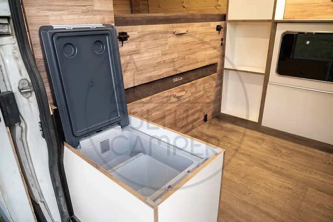 Kühlbox mit geöffnetem Deckel im Innenraum eines Peugeot Boxer L1H1 Campers mit Holzausbau