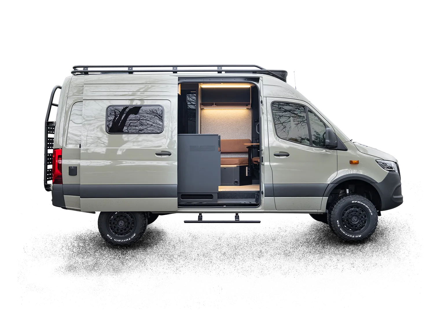 Project Hispaniola Campervan seitlich fotografiert: Mercedes-Benz Sprinter 319 4x4 mit geöffneter Tür und Blick ins Interieur.