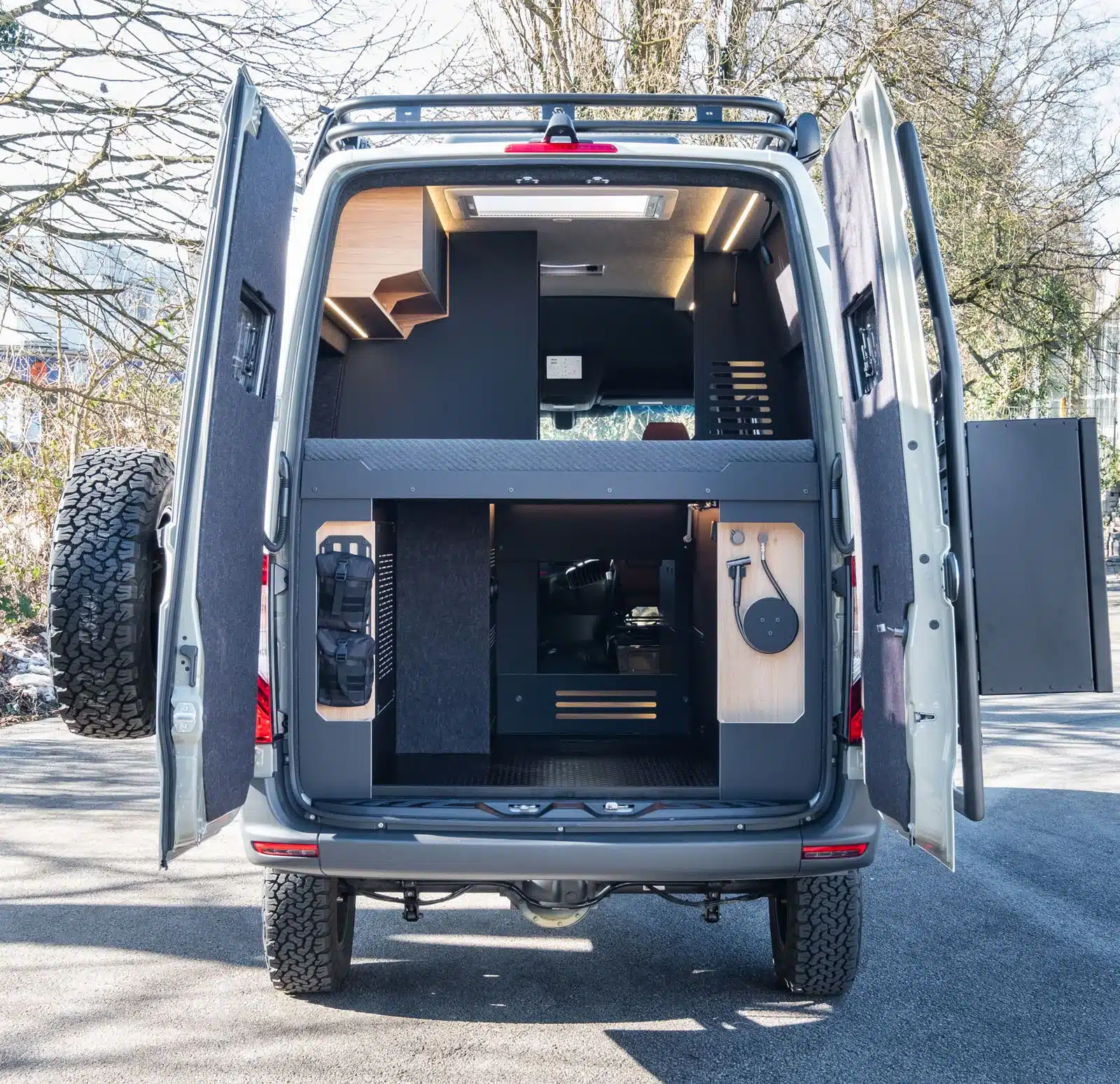Offenes Heck eines Mercedes Sprinter 319 4x4, ausgebaut als Project Hispaniola Campervan mit Stauraum und Expeditionsausstattung