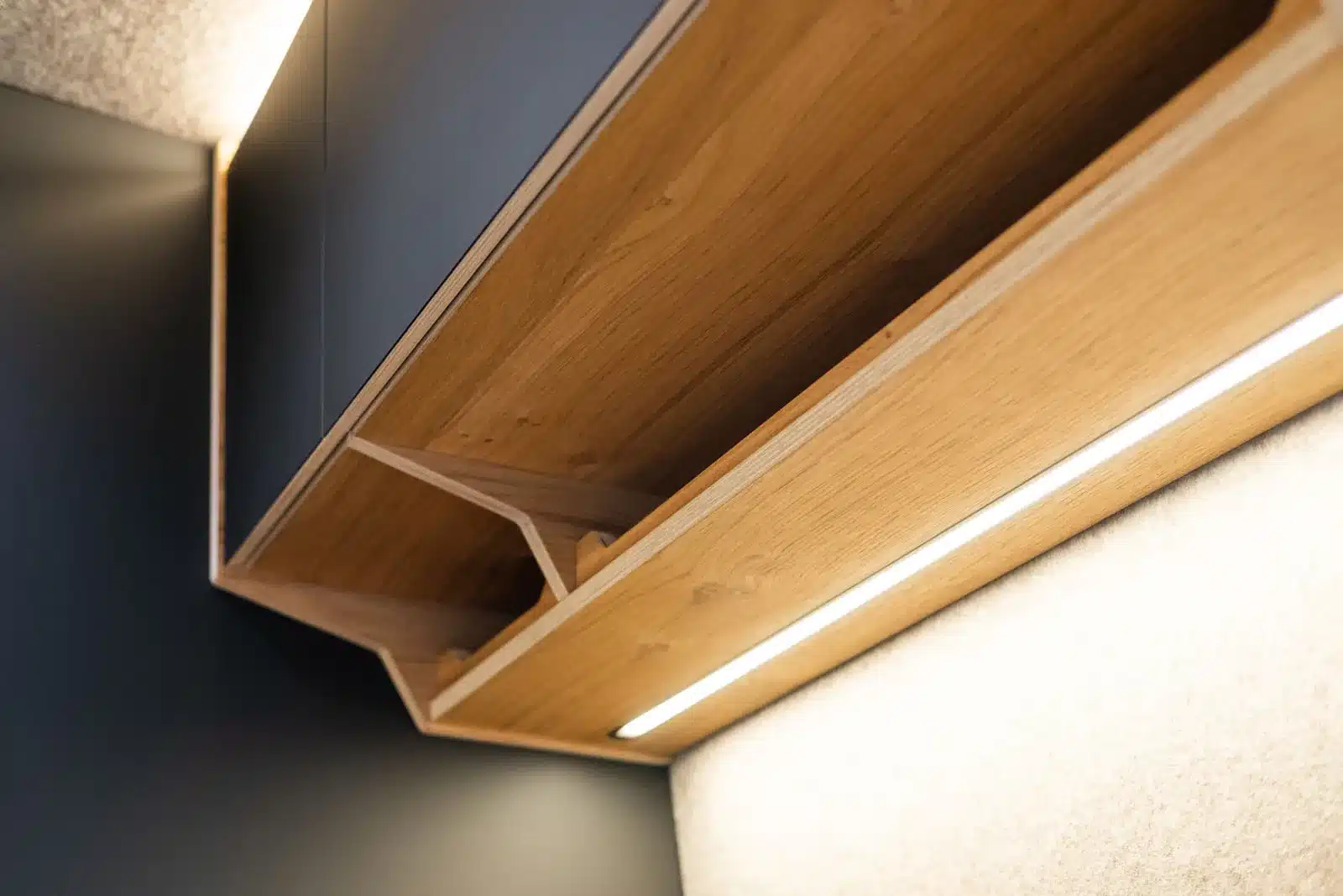 Oberschrank mit Eichenfurnier und LED-Licht im Camper-Innenraum, Teil des Project Hispaniola Ausbaus.