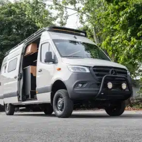 Project Nautilus Campervan auf Basis Mercedes Sprinter 419 mit geöffnetem Seiteneinstieg und sichtbarem Innenausbau