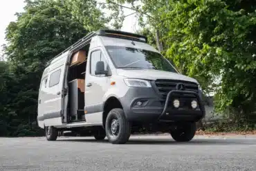 Project Nautilus Campervan auf Basis Mercedes Sprinter 419 mit geöffnetem Seiteneinstieg und sichtbarem Innenausbau