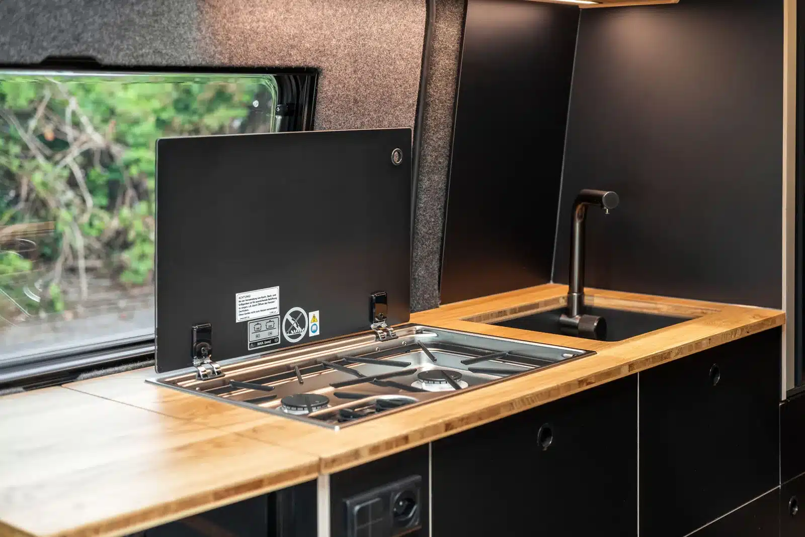 Küchenbereich mit Gaskochfeld und Spüle im Campervan Mercedes Sprinter Project Nautilus