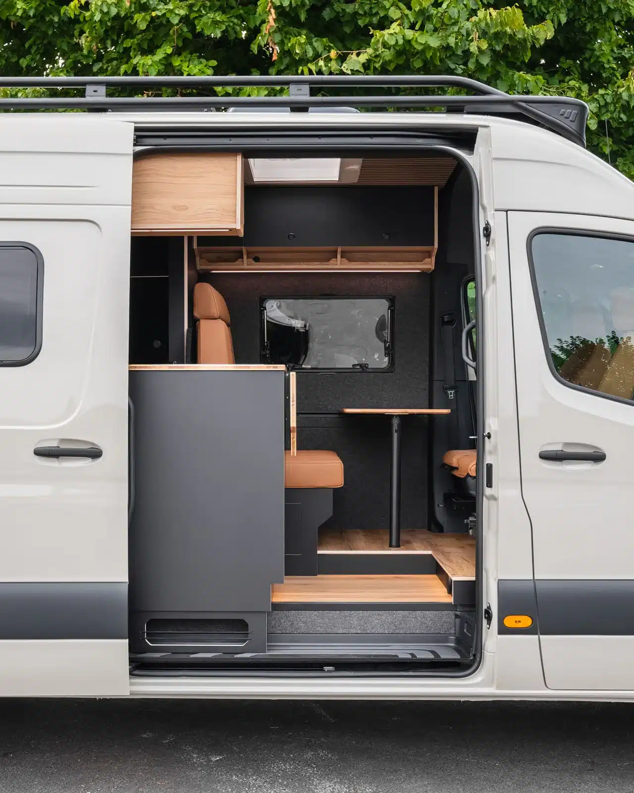 Innenraum eines Mercedes Sprinter 419 Campers mit durchdachtem Wohnkonzept und hochwertigem Ausbau