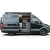 Mercedes Sprinter 317 Project-Nero-Camperausbau, Seitenansicht mit geöffneter Schiebetür, sichtbarer Wohn- und Küchenbereich