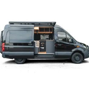Mercedes Sprinter 317 Project-Nero-Camperausbau, Seitenansicht mit geöffneter Schiebetür, sichtbarer Wohn- und Küchenbereich