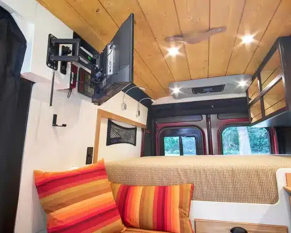 Ausgebauter Ram ProMaster Campervan mit Holzdecke, Bett, TV und Stauraum