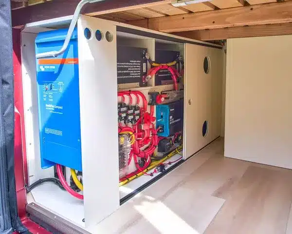 Stromsystem mit Lithium-Batterien und Wechselrichtern im Innenraum eines Ram ProMaster Campers