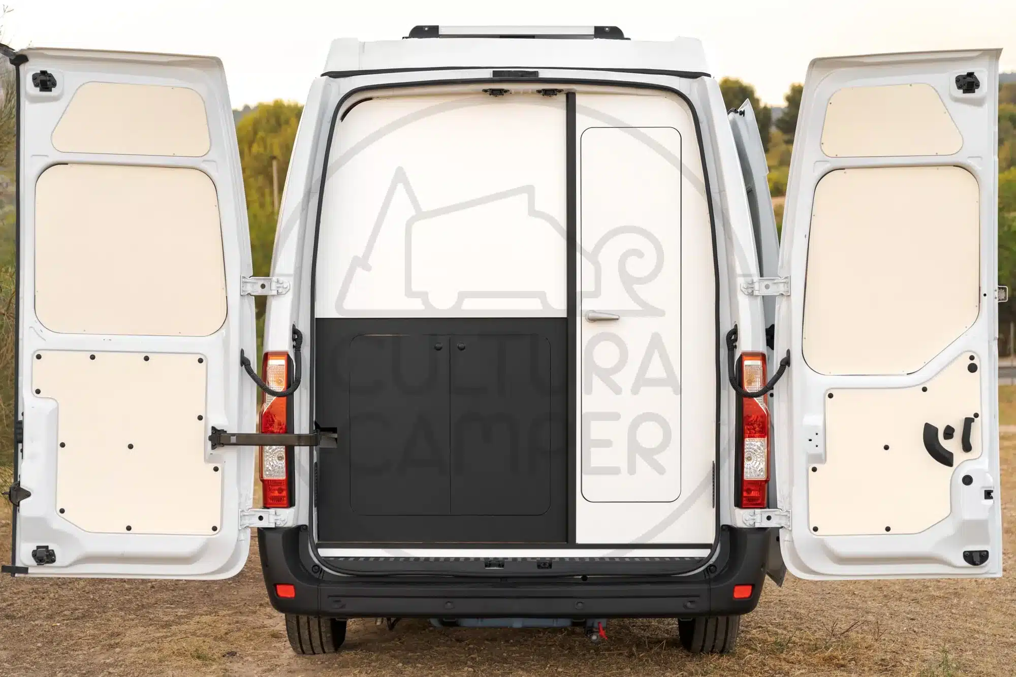 Renault Master L1H2 Campingbus mit geöffneten Hecktüren und ausgebautem Innenraum