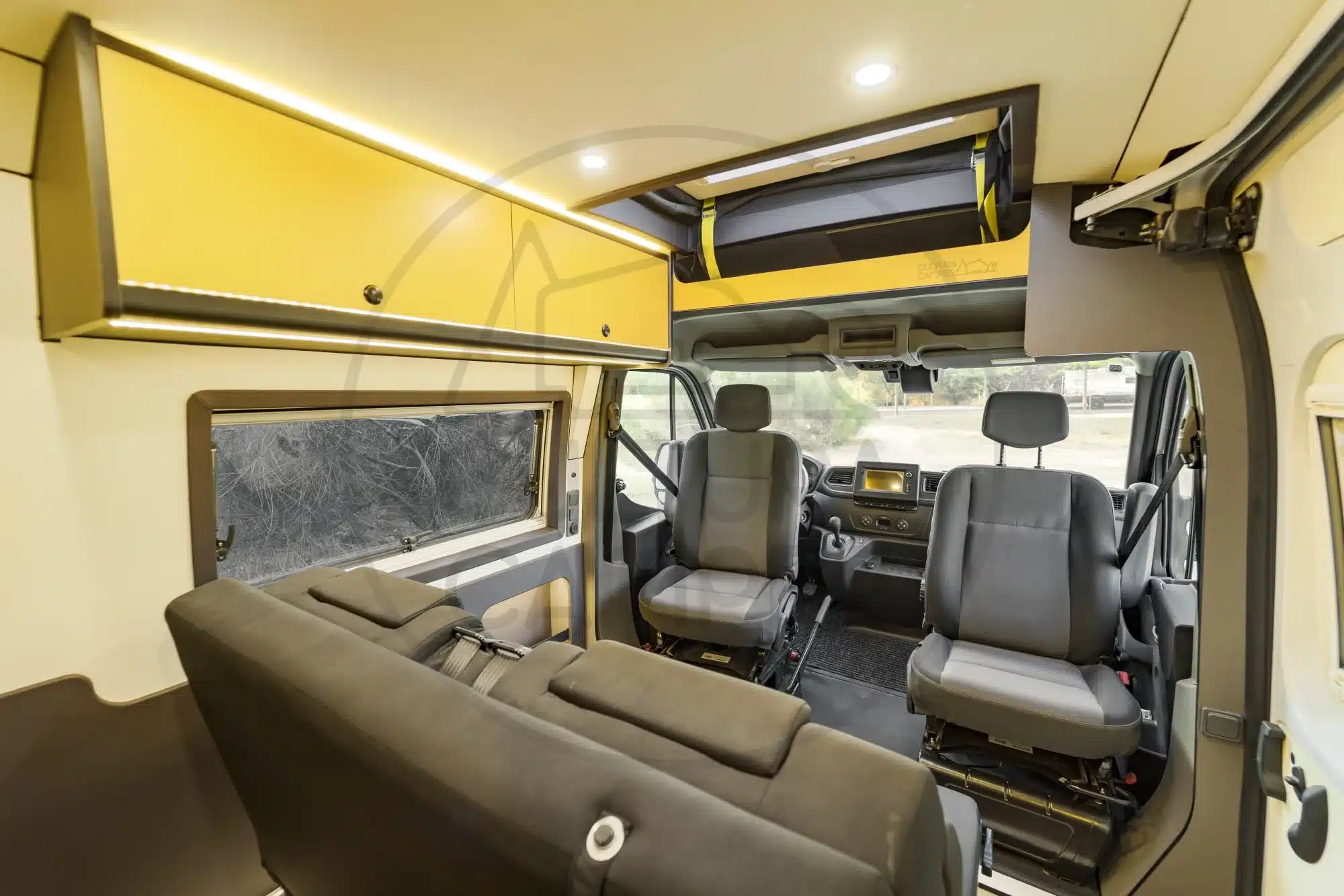 Moderne Camper-Einrichtung im Renault Master L1H2 mit Sitzbank, Drehsitzen und Stauraum