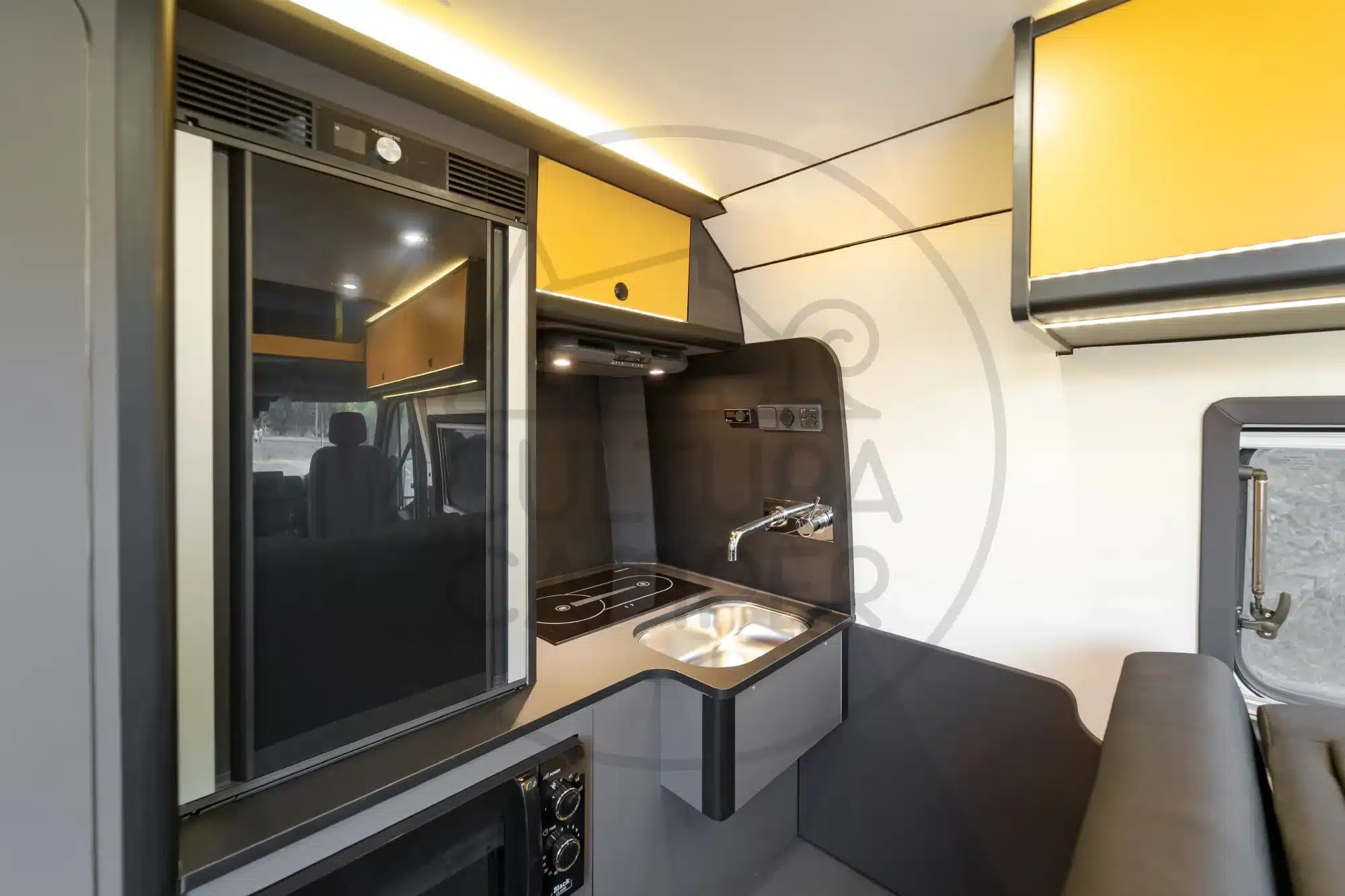 Innenraum eines Renault Master L1H2 mit Küche, Dieselkocher, Spüle und modernen Staumöglichkeiten