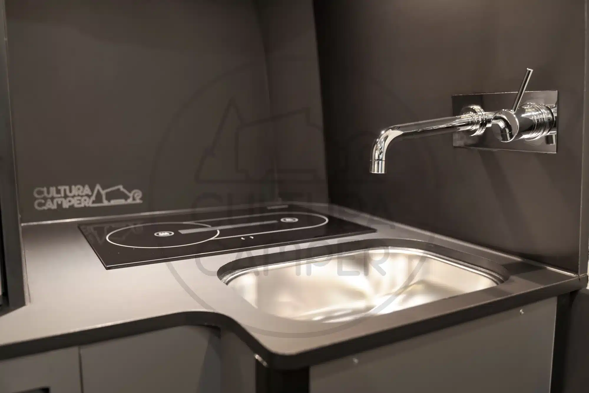 Küchenmodul mit Diesel-Kochfeld und Spüle im Campervan Renault Master L1H2