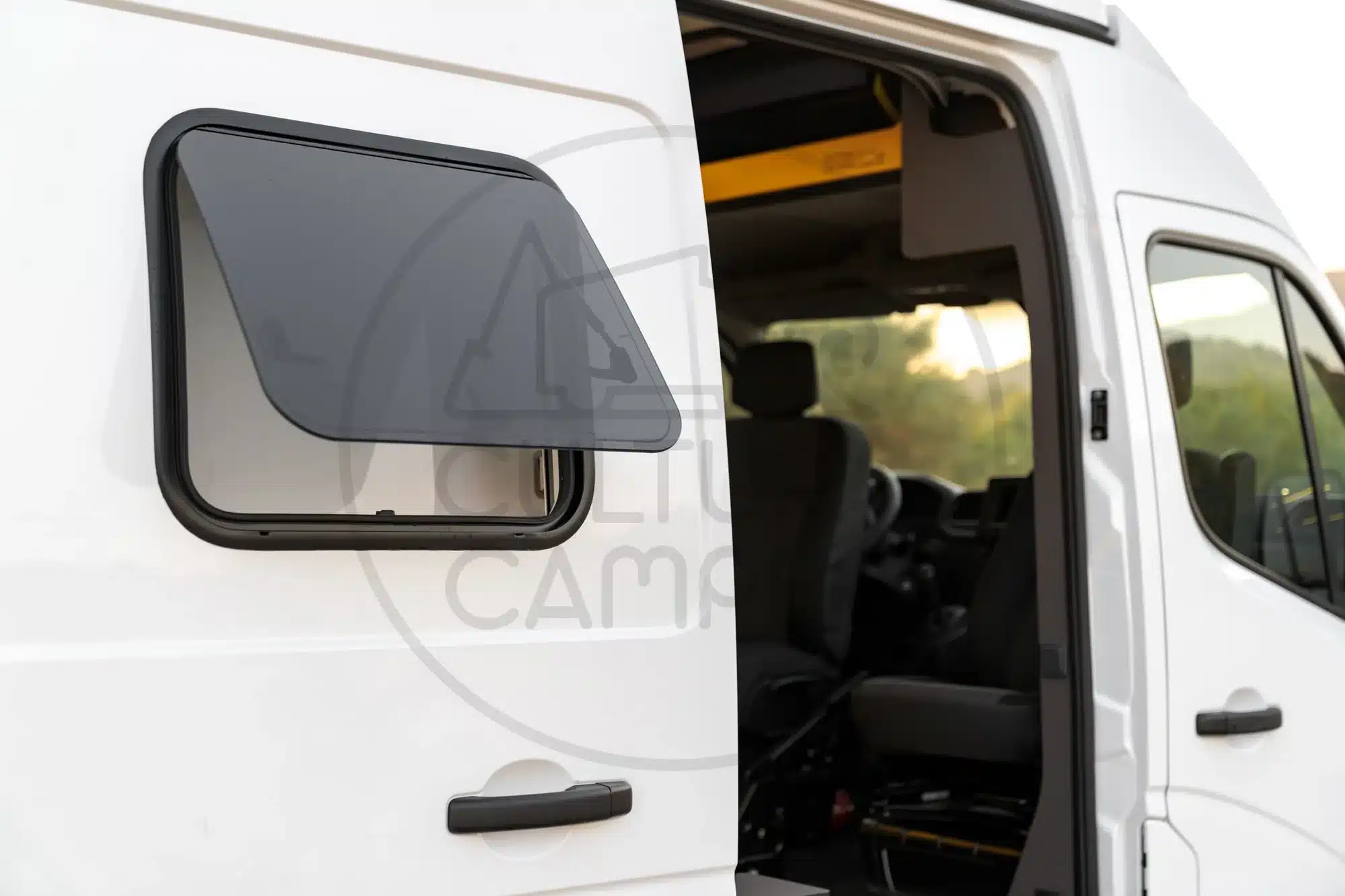 Dometic S7 Ausstellfenster in der Schiebetür eines Renault Master Kastenwagens mit Camperausbau