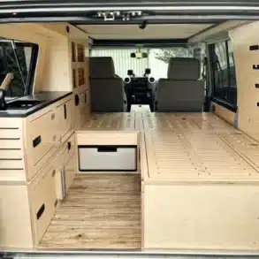 Toyota Land Cruiser 76 Camper-Ausbau: Holzinnenraum mit Küche, Schlafbereich und viel Stauraum.