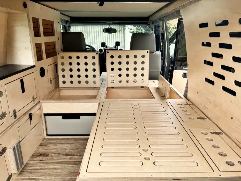 Detailansicht des Innenausbaus eines Toyota Land Cruiser GRJ 76 mit Holz-Ausbauten und multifunktionalen Staufächern.