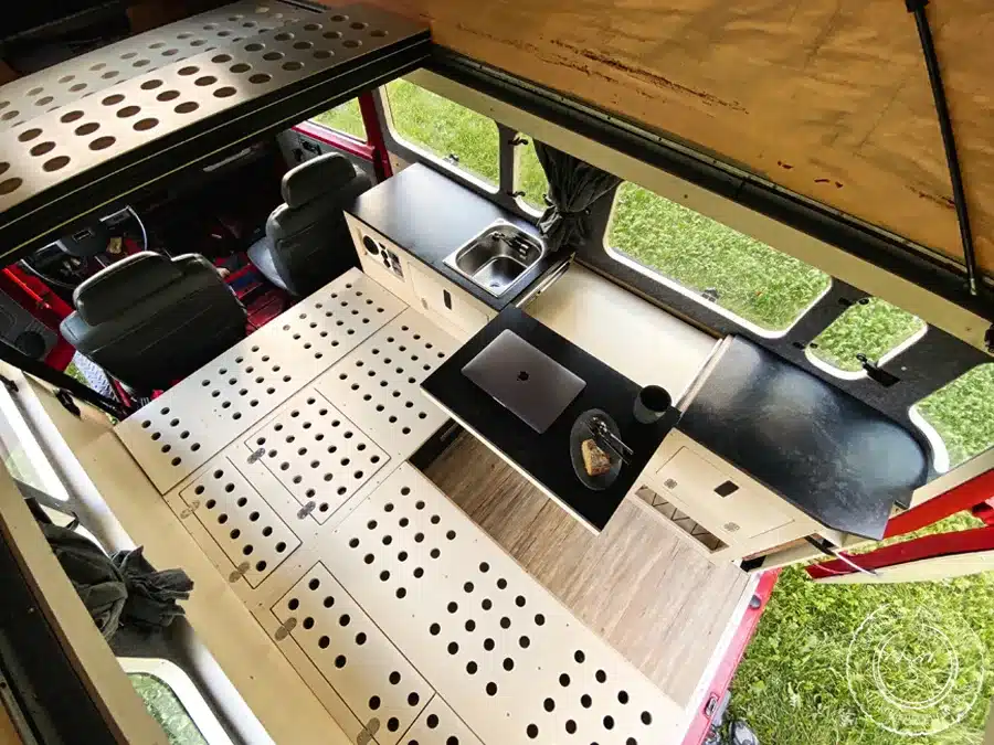 Innenausbau eines Toyota Land Cruiser BJ45 mit Hubdach, Schlafebene und Küchenzeile