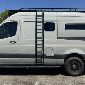 Trail-Hob Kastenwagen auf Sprinter-Basis mit Leiter, Allradreifen und erweitertem Dachträger