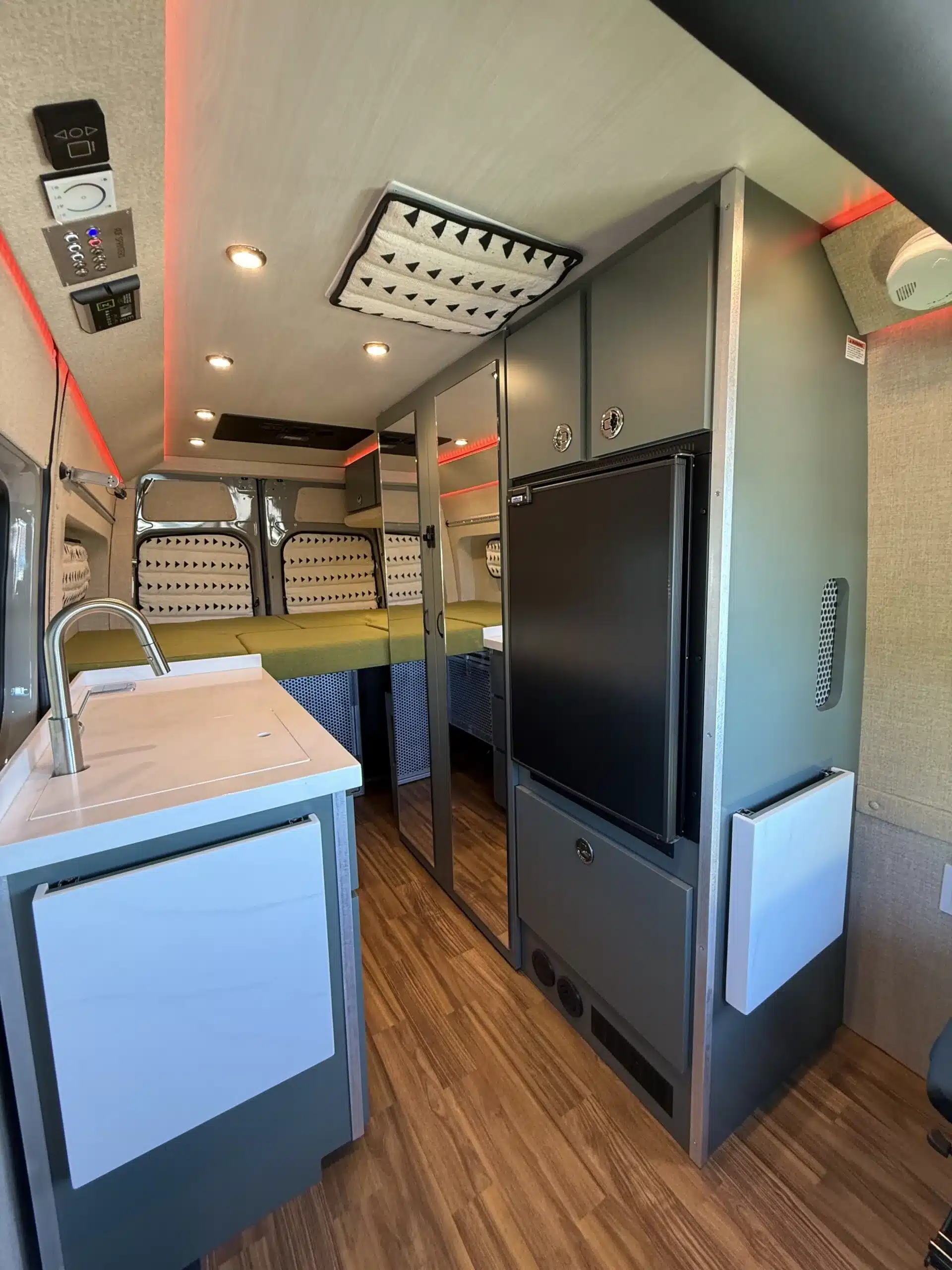 Innenausbau eines Sprinter Kastenwagens mit moderner Küche, Stauraum, Plattformbett und Technik-Ausbau