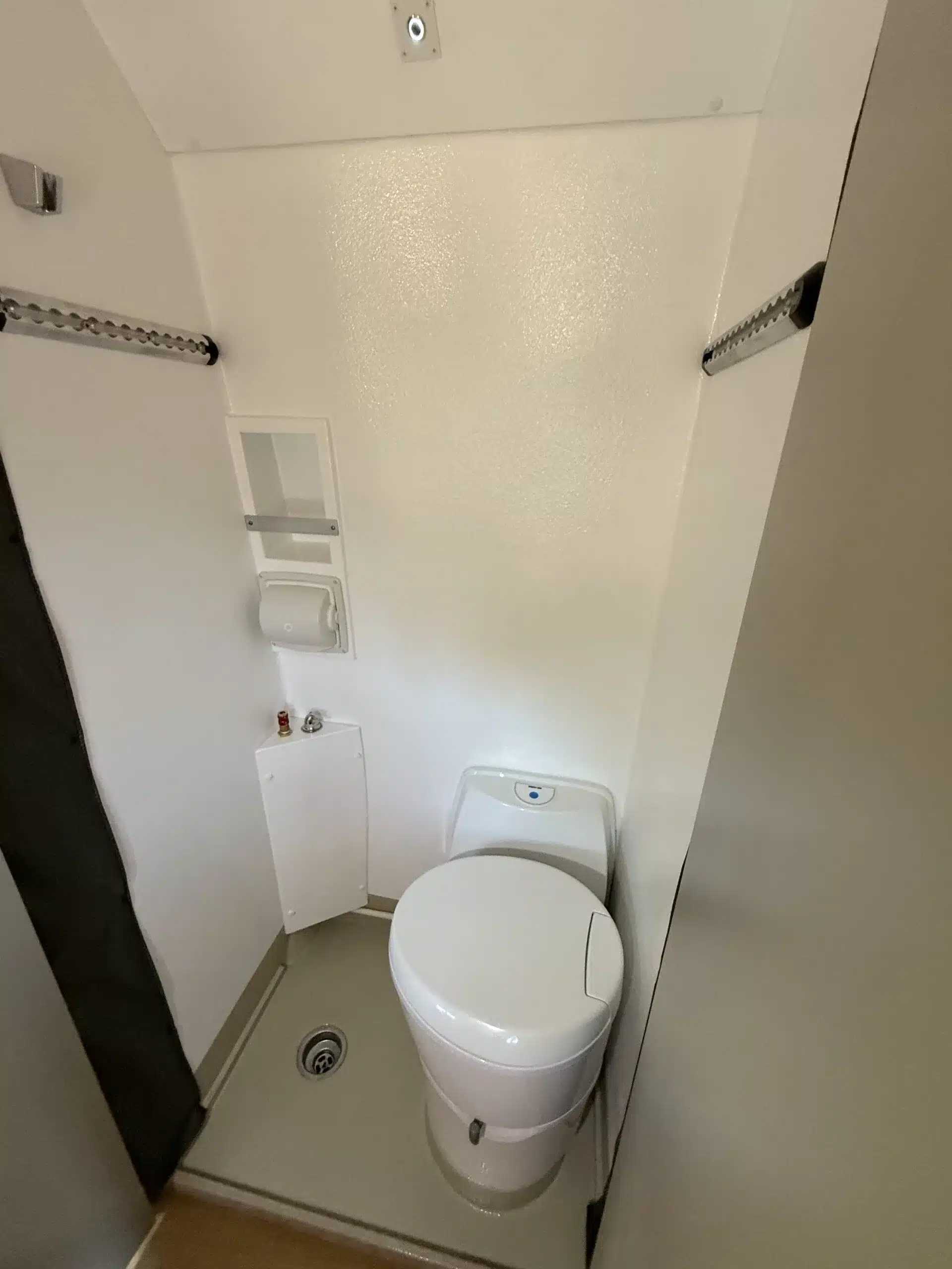 Innenansicht des ausziehbaren Bads mit Toilette im Trail Hob Campervan auf Basis des Mercedes Sprinter