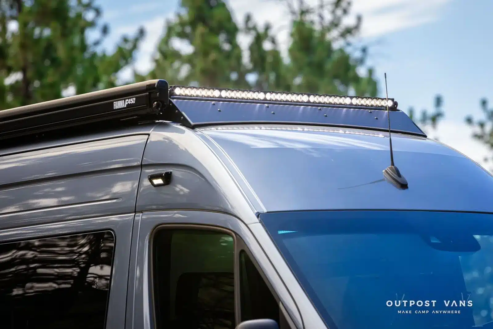 Fiamma F45S Markise und LED-Lichtleiste auf dem Dach eines Mercedes-Benz Sprinter Offroad-Campervans