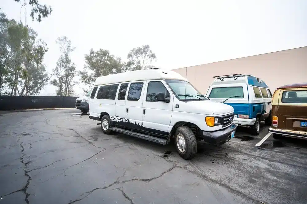 Außenansicht eines weißen Vamonos Vans Turq Campervans auf Ford Econoline Basis