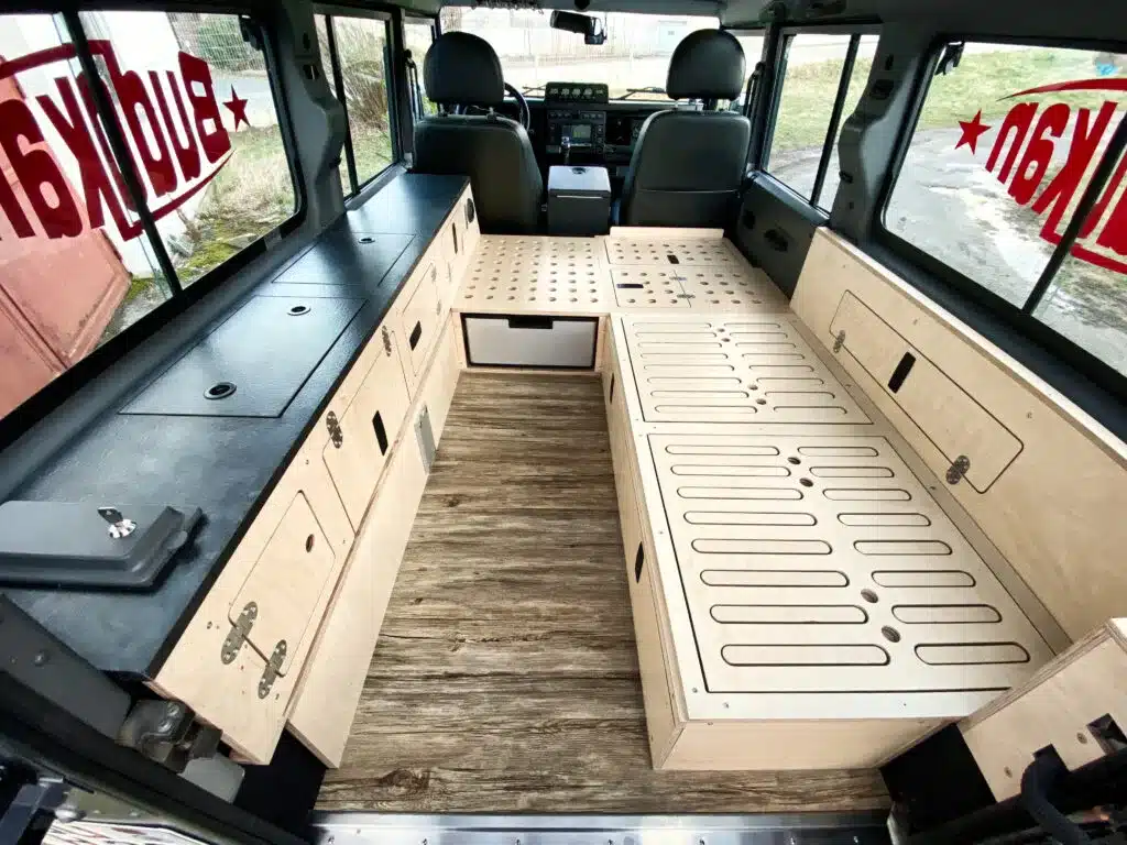Camper-Ausbau im Land Rover Defender 110 mit modularen Möbeln und Küchenzeile
