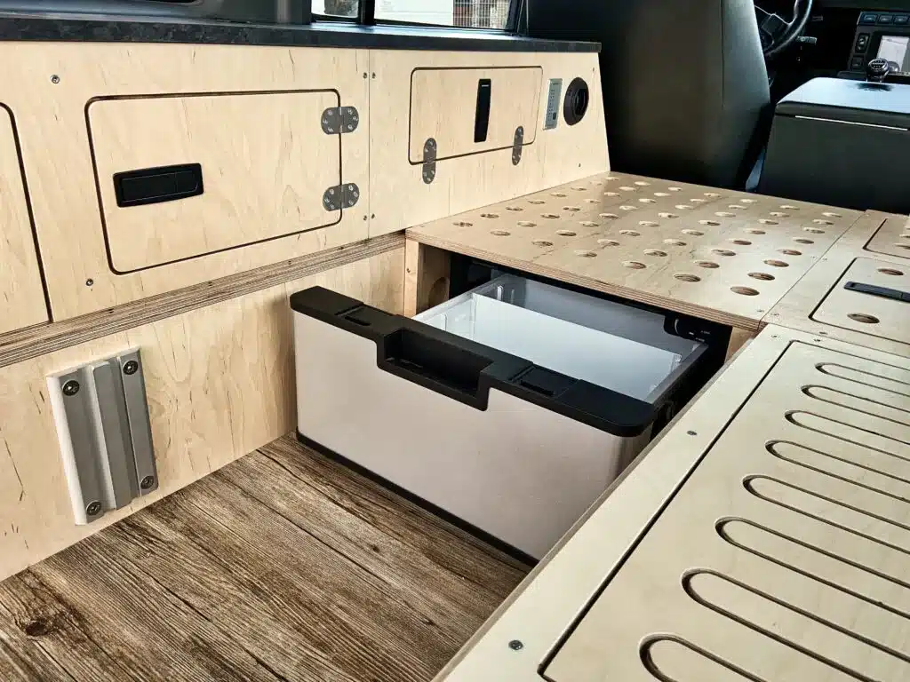 Kühlbox in Schubladenform im Innenraum eines umgebauten Land Rover Defender Campers