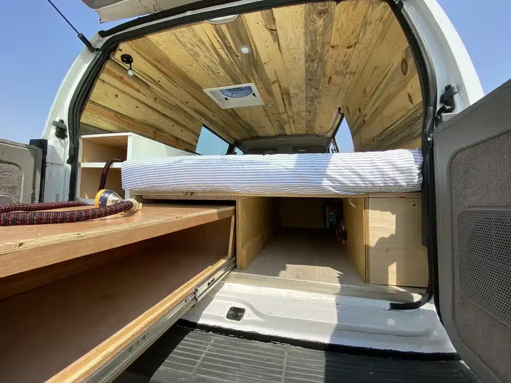 Heckansicht des Brooklyn J69JL Campervans mit ausgebautem Schlafbereich und Stauraum