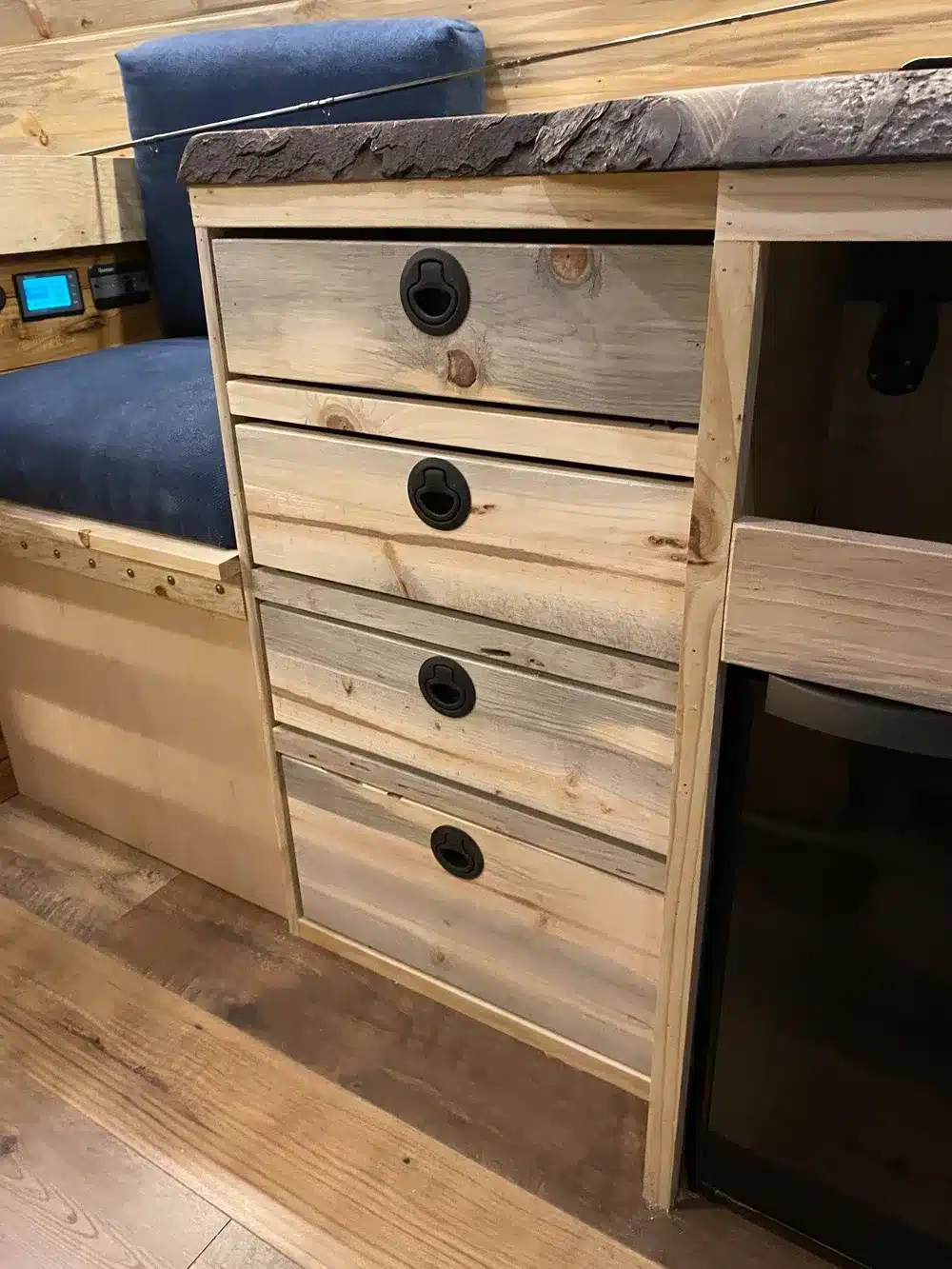 Detailaufnahme von Schubladen und Sitzpolster im wohnlichen Innenausbau eines Campervans, Modell Yolo Cozy Cabin