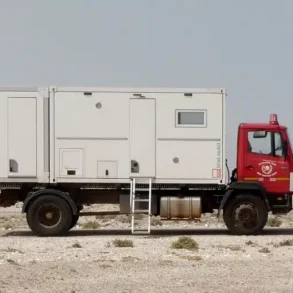 Expeditionskabine von Bliss Mobil auf einem 4x4-Lkw, abgestellt in einer kargen Landschaft