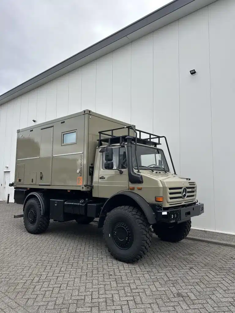 Geländegängiger Mercedes Unimog mit autarker 13-Fuß-Expeditionskabine von Bliss Mobil