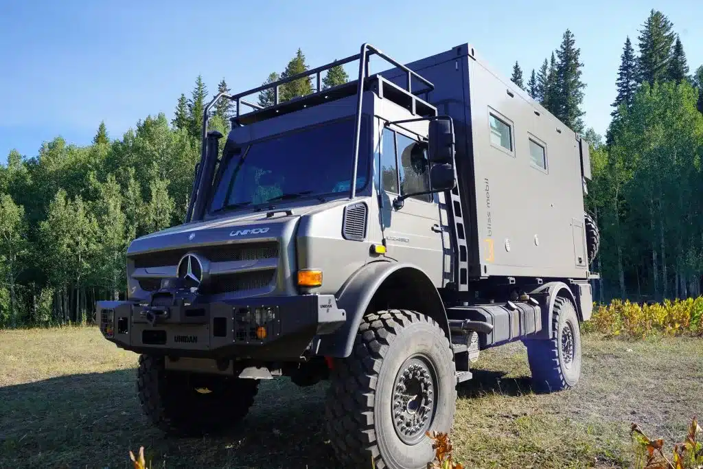 Expeditionskabine von Bliss Mobil auf einem Mercedes Unimog 4x4 im Grünen
