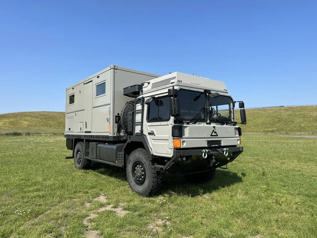 16-Fuß Bliss Mobil Expeditionskabine auf Allrad-Lkw im Grünen unter blauem Himmel