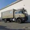 18-Foot-Expeditionskabine montiert auf MAN 4x4-Lkw, geeignet für autarke Reisen und Offroad-Einsätze